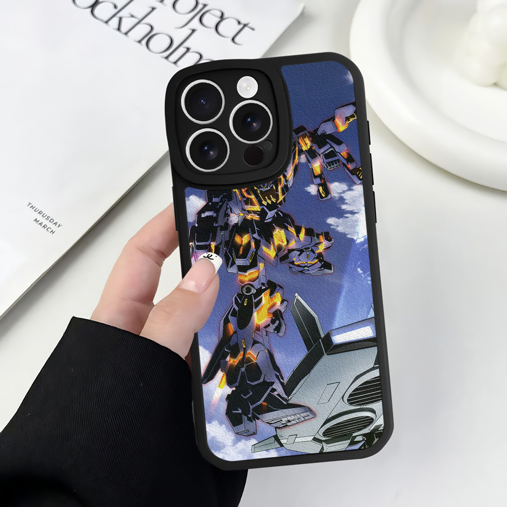 （画像用） 機動戦士ガンダム Mobile Suit Gundam 【iPhone 16シリーズ対応】シリコンスマホケース（レザー調） 材質：シリコン